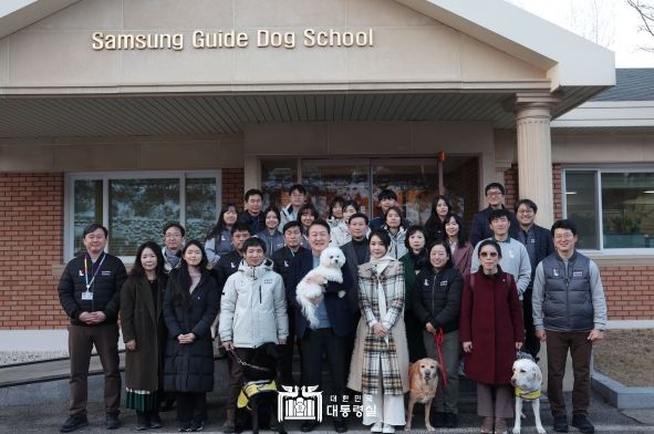 12월 24일 윤석열 대통령 부부는 은퇴 안내견 분양행사에 참석했다.