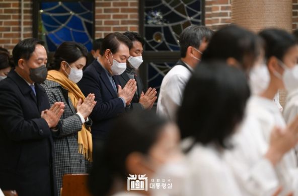 12월 24일 윤석열 대통령 부부는 성탄 미사에 참석했다.