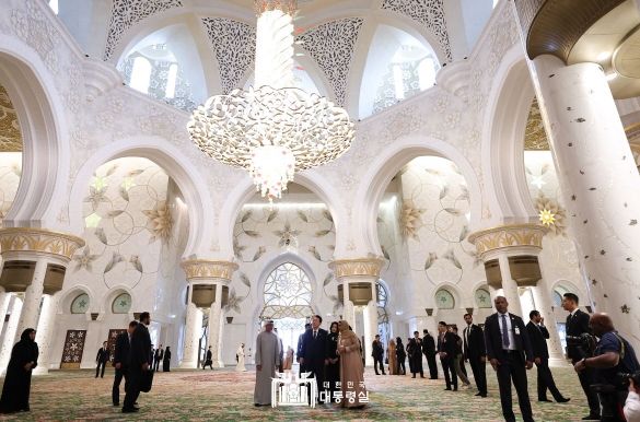 윤석열 대통령 부부, UAE 현충원·그랜드 모스크 방문