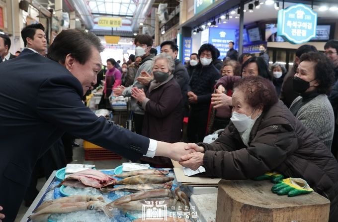 석열 대통령, 청주 전통시장 방문