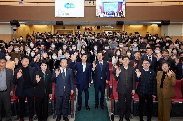 2일 오전 수원시청 대강당에서 열린 제5회 道․시군 합동 타운홀미팅 수원시 공직자 대상 초청강연 행사에서 김동연 경기도지사가 참석자들과 기념촬영을 하고 있다.