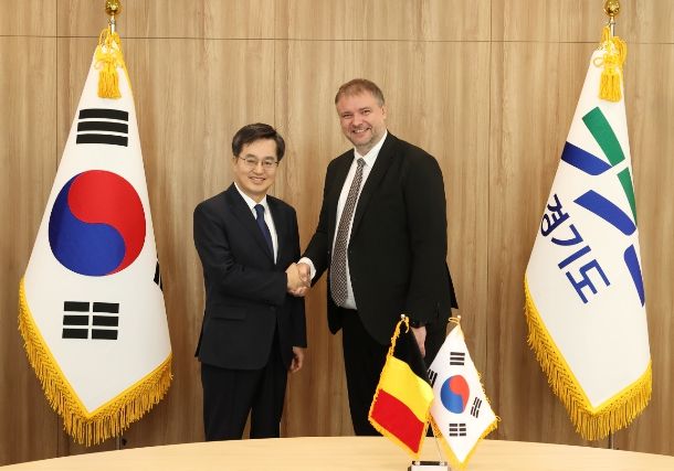 29일 오전 경기도청 5층 집무실에서 김동연 경기도지사가 마틴 에커만 헤레우스일렉트로나이트 CEO와 기념촬영을 하고 있다.