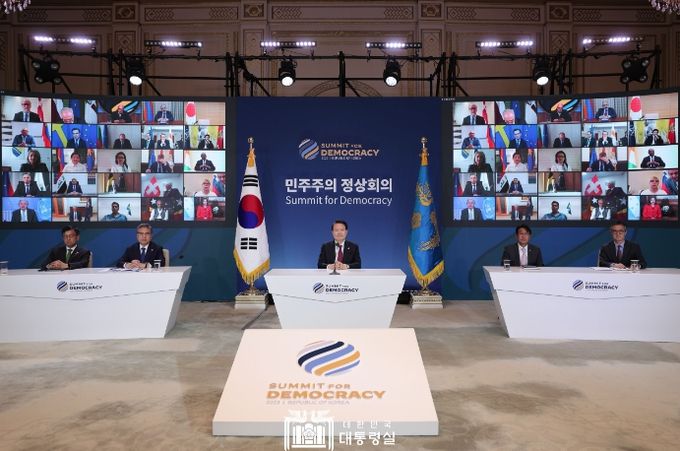 3월 29일 윤석열 대통령은 미국, 코스타리카, 네덜란드, 잠비아 정상과 함께 제2차 민주주의 정상회의 본회의를 공동 주최했다.