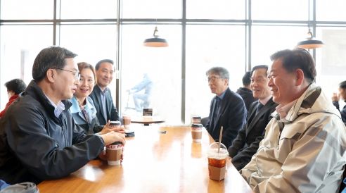 광명시(시장 박승원-우측 첫먼째) 지역 최대 현안인 구로차량기지 광명 이전과 관련 김동연 경기도지사(좌측 첫번째)가 광명시민과 뜻을 함께하겠다고 밝혔다