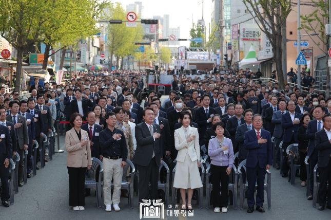 4월 1일 윤석열 대통령 부부는 서문시장 100주년 기념식에 참석했다.