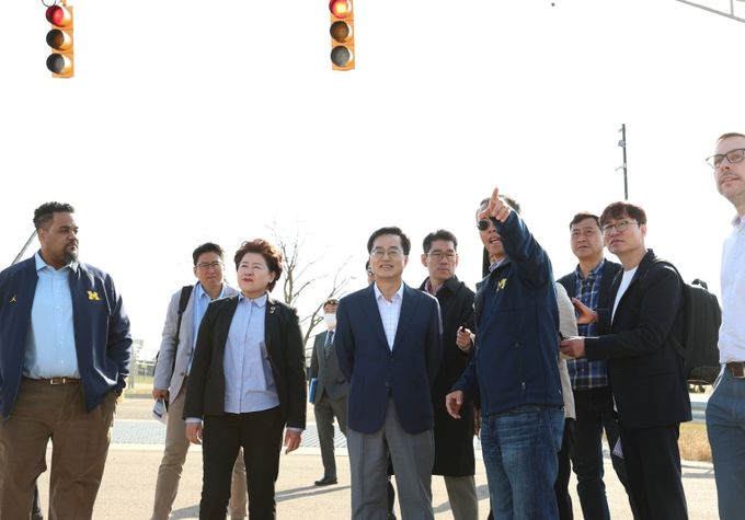 10일 오전 김동연 경기도지사가 헨리 리우(Henry Liu) Mcity Director 및 그레그 맥과이어(Greg McGuire) Mcity 매니징 디렉터의 안내로 Mcity 현장 확인 및 현황을 청취하고 있다.