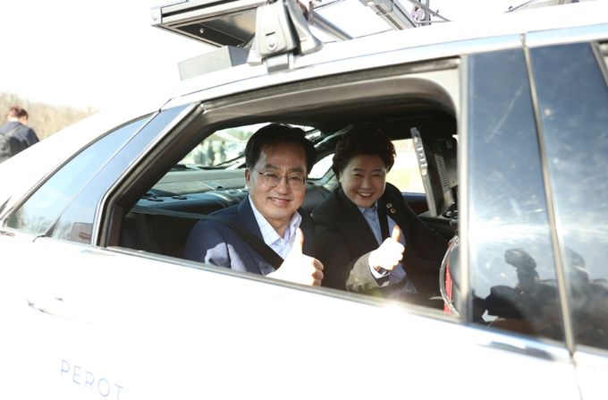 10일 오전 김동연 경기도지사와 남경순 경기도의회 부의장은 헨리 리우(Henry Liu) Mcity Director 및 그레그 맥과이어(Greg McGuire) Mcity 매니징 디렉터의 안내로 Mcity 현장 확인 및 현황을 청취하고 자율주행차를 시승하고 있다.