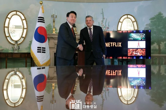 4월 25일 윤석열 대통령 부부는 테드 서랜도스 넷플릭스 공동 대표를 접견했다.