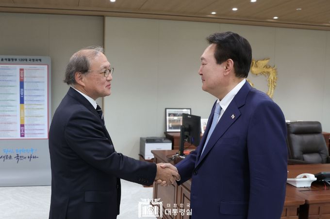 윤석열 대통령, 아키바 다케오 일본 국가안전보장국장 접견
