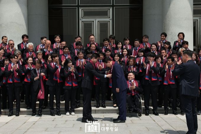 5월 9일 윤석열 대통령은 제10회 국제장애인기능올림픽대회 선수단과 오찬을 가졌다.