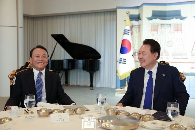 5월 11일 윤석열 대통령은 아소 다로 前 일본 총리와 만찬을 가졌다.