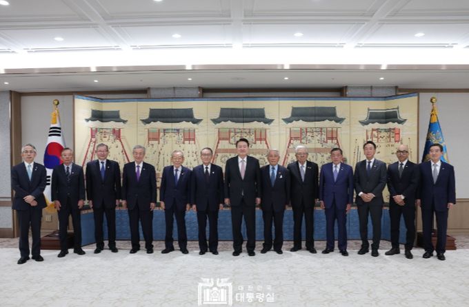 5월 15일 윤석열 대통령은 한일 경제인회의 참석차 한국을 방문한 일본 대표단을 접견했다.