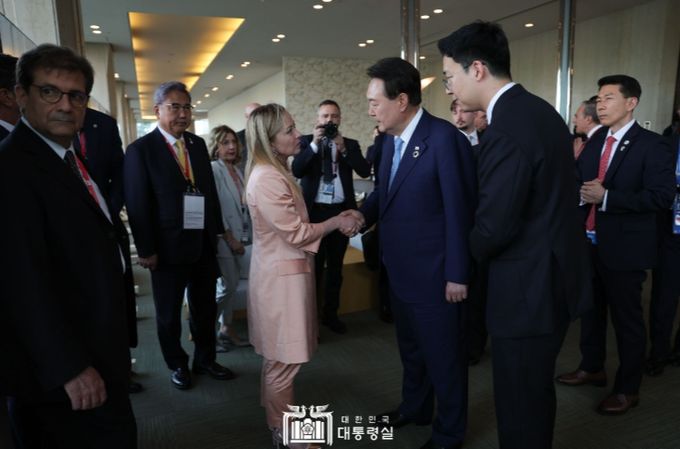 5월 20일 윤석열 대통령은 G7 정상회의 단체사진 촬영 후, 이탈리아 조르자 멜로니 총리와 약식 환담을 가졌다.