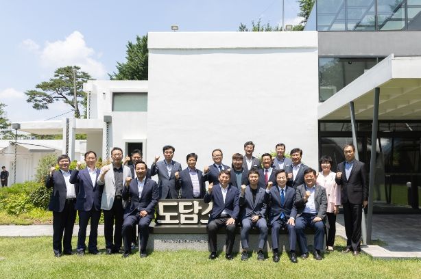 13일 오후 도담소에서 열린 경기도의회 도시환경위원회 오찬 간담회에서 김동연 경기도지사, 유영일 도시환경위원회 위원장 등관계자들이 기념촬영을 하고 있다.