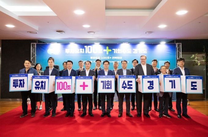 21일 오전 경기창조경제혁신센터에서 김동연 경기도지사, 김승록 에어프로덕츠 CEO, 송창학 포레시아 코리아 전무, 로버트 랭 주한 캐나다 상공회의소 이사회 회장 등이 큐브 퍼포먼스 및 기념촬영을 하고 있다.