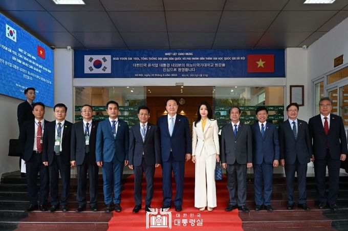 6월 22일 윤석열 대통령 부부는 베트남 한국어 학습자와의 대화에 참석했다.