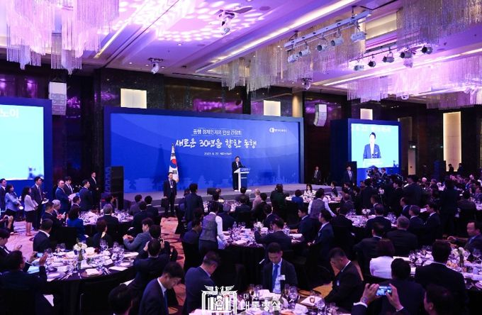 6월 22일 윤석열 대통령 부부는 동행 경제인 만찬 간담회에 참석했다.