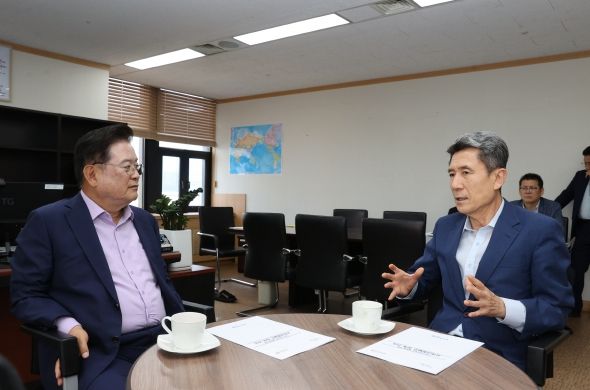 이강덕 포항시장은 23일 정부 서울청사에서 우동기 국가균형발전위원장과 면담하고 국가균형발전을 위한 지역 현안을 건의했다.