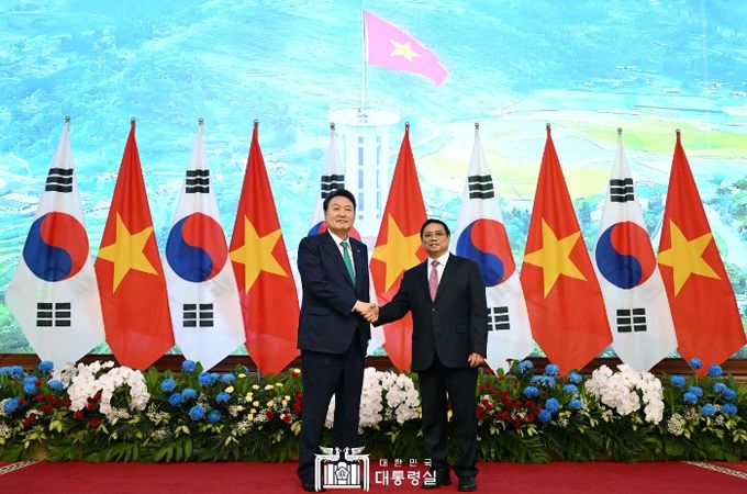 6월 23일 윤석열 대통령은 팜 밍 찡(Pham Minh Chinh) 베트남 총리와 면담을 가졌다.