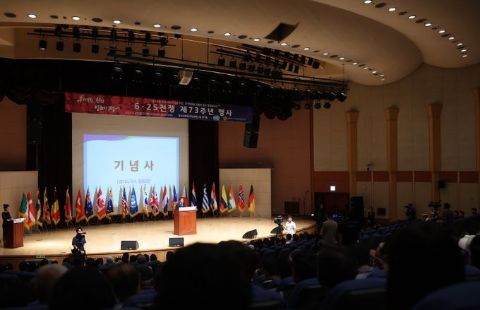 25일 오전 경기도경제과학진흥원에서 열린 6․25전쟁 제73주년 행사에서 김동연 경기도지사가 기념사를 하고 있다.