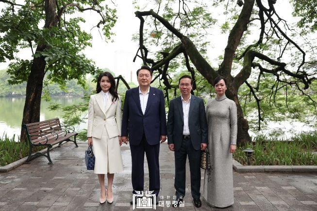 6월 24일 윤석열 대통령 부부는 보 반 트엉 국가주석 부부와 친교의 시간을 가졌다.