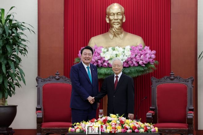 6월 23일 윤석열 대통령은 응우옌 푸 쫑(Nguyen Phu Trong) 당서기장과 면담을 가졌다.