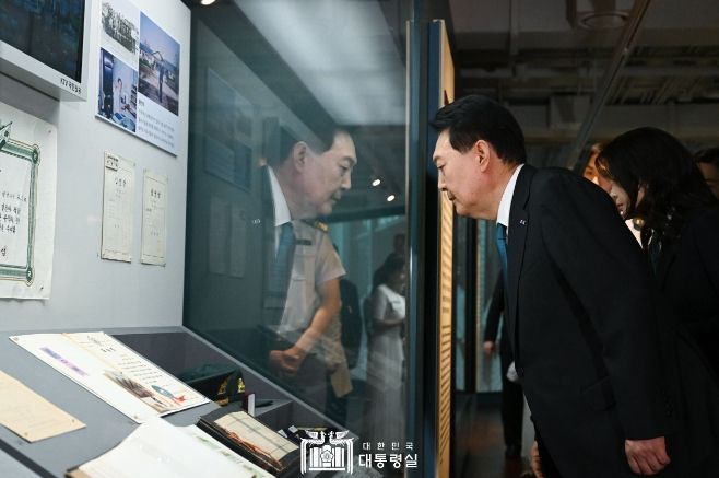 6월 25일 윤석열 대통령 부부는 한미동맹 70주년 특별전을 관람했다.