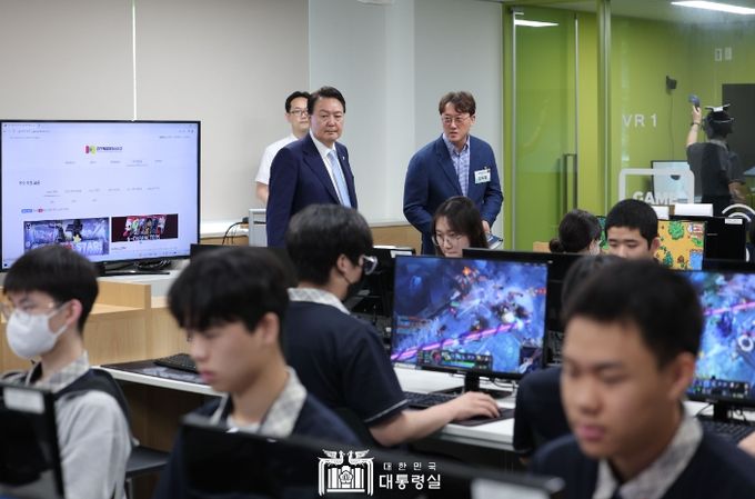 7월 3일 윤석열 대통령은 안양시에 위치한 경기게임마이스터고를 방문했다.