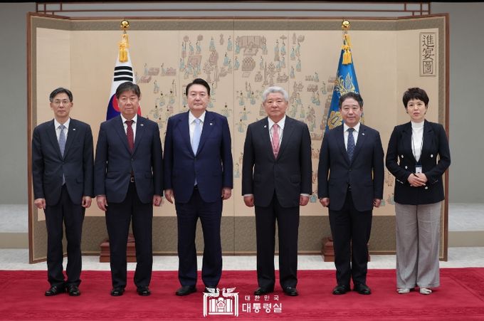 7월 3일 윤석열 대통령은 김홍일 국민권익위원회 위원장에게 임명장을 수여했다.