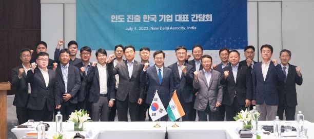 현지시간 4일 오전 인도 뉴델리 풀먼호텔 지하1층 컨퍼런스룸에서 김동연 도지사가 인도진출 한국기업 13개 업체(현대자동차, 신한은행, 포스코, 아시아나, GS건설, 롯데정밀화학, SK하이닉스, 크래프톤, KG스틸, 제이월드, 유신엔지니어링, KNJ 로직스틱스,이렌텍)와 함께 인도 진출 한국기업 대표 간담회를 갖고 기념촬영을 하고 있다.