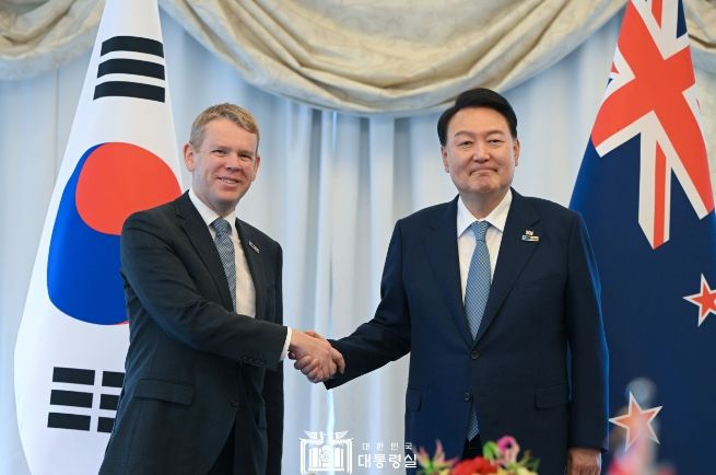 7월 11일 윤석열 대통령은 크리스 힙킨스 뉴질랜드 총리와 한-뉴질랜드 정상회담을 가졌다.