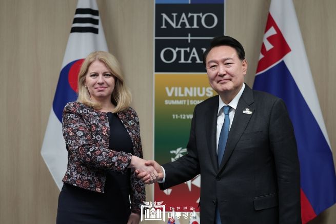 7월 12일 윤석열 대통령은 주자나 차푸토바 슬로바키아 대통령과 한-슬로바키아 약식회담을 가졌다.