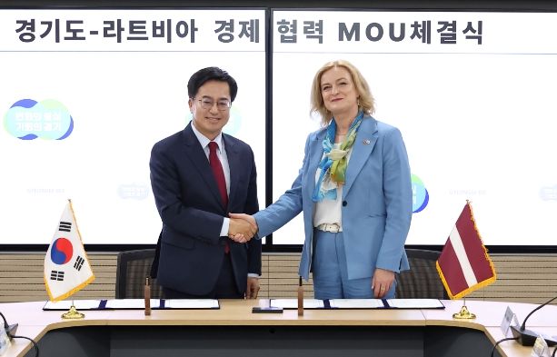 13일 오전 경기도청 상황실에서 김동연 경기도지사와 일제 안드릭소네 라트비아 경제부장관이 MOU 체결식후 악수를 하고있다.