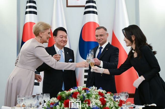 7월 13일 윤석열 대통령 부부는 폴란드 두다 대통령 부부 주최 공식만찬을 참석했다.