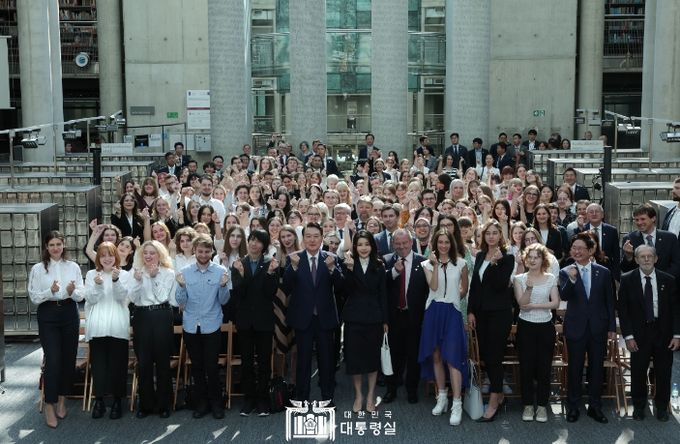 7월 14일 윤석열 대통령 부부는 폴란드 미래세대와의 문화에 동행했다.