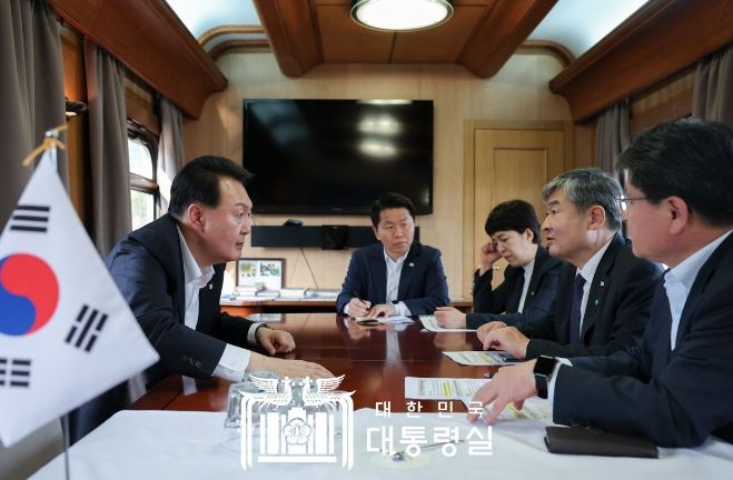 7월 15일 윤석열 대통령은 집중호우 대응 긴급 상황 점검회의를 주재했다.