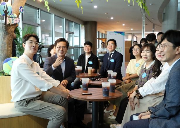 20일 오전 경기도청1층 카페(쉼마루)에서 김동연 경기도지사와 예술인 기회소득 수혜자 7명(파주,안양,군포,의왕시 거주자)이 참석한 가운데 예술인 기회소득 최초 수혜자 간담회를 하고있다.