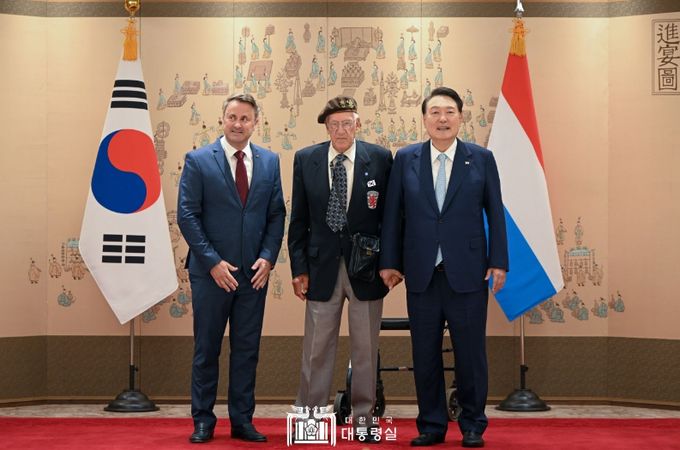 7월 25일 윤석열 대통령은 자비에 베텔(Xavier Bettel) 룩셈부르크 총리와 면담을 갖고, 레옹 모아옝(Léon Moyen) 룩셈부르크 생존 한국전 참전용사와 환담했다.
