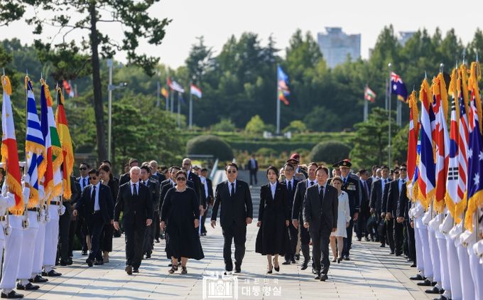 7월 27일 윤석열 대통령 부부는 부산 유엔기념공원을 찾아 참배했다.