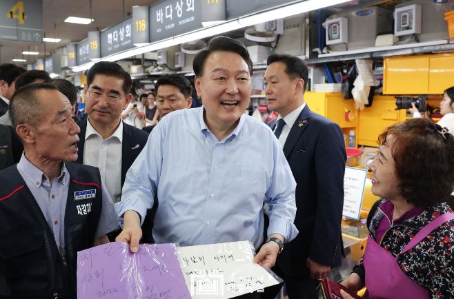7월 27일 윤석열 대통령 부부는 부산 자갈치 시장을 찾아 시장 상인들을 격려했다.