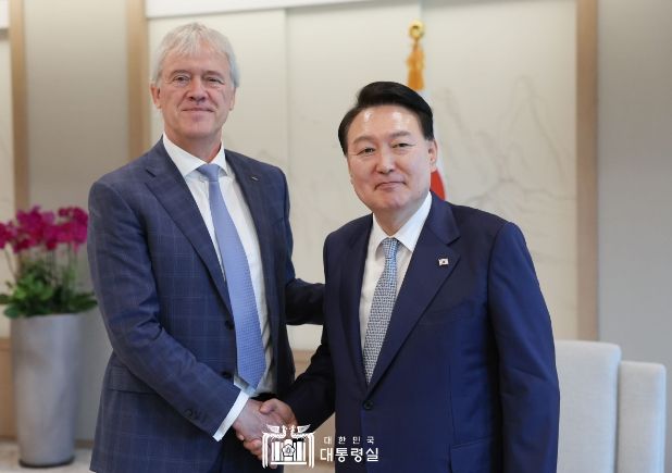 7월 28일 윤석열 대통령은 네덜란드 ASML社의 피터 베닝크(Peter Wennink) 회장(CEO)을 접견했다.
