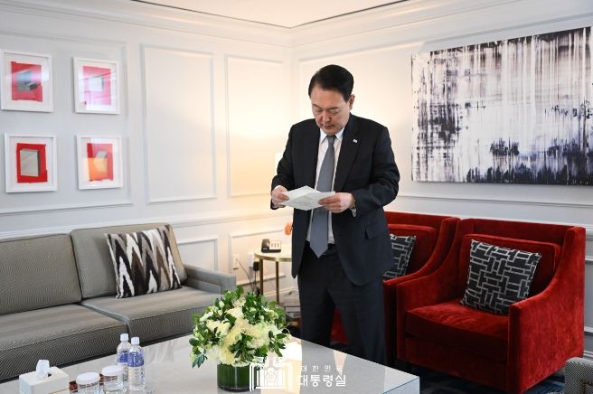 8월 18일 윤석열 대통령은 바이든 대통령 부부로부터 故 윤기중 교수의 별세를 애도하는 조화와 메시지를 받았다.