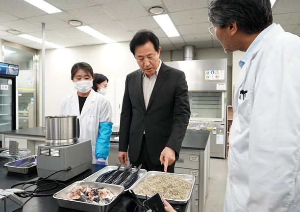 24일(목) 오후 서울시보건환경연구원을 찾은 오세훈 서울시장이, 수산물 검사 및 시료 채취 과정을 살펴보고 있다.