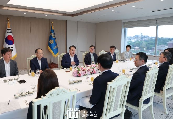 8월 25일 윤석열 대통령은 거시경제 전문가 오찬 감담회에 참석했다.