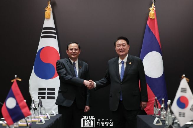 윤석열 대통령은 9월 7일 손싸이 시판돈 라오스 총리와 한-라오스 양자회담을 가졌다.