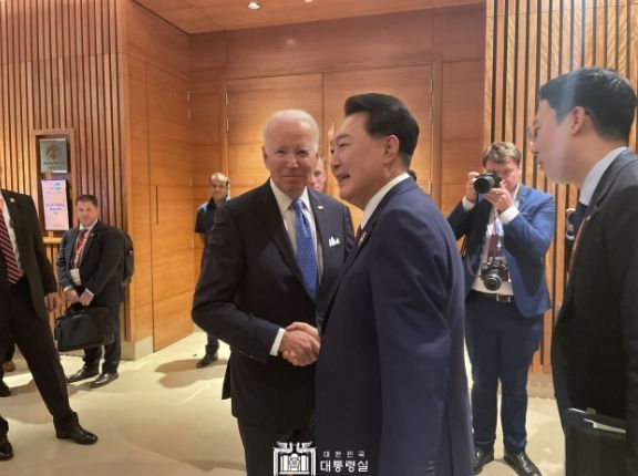 9월 9일 윤석열 대통령은 G20 정상회의 시작 전, 정상 라운지에서 바이든 미 대통령과 환담을 나눴다.