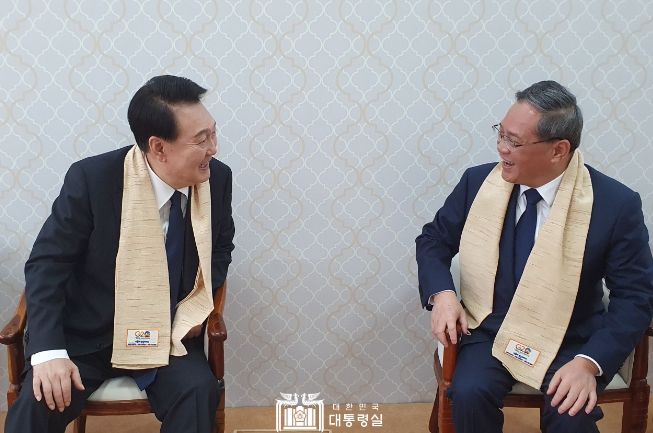 9월 10일 윤석열 대통령은 간디 추모공원 헌화 행사 전, 정상 대기실에서 리창 중국 총리와 환담을 했다.