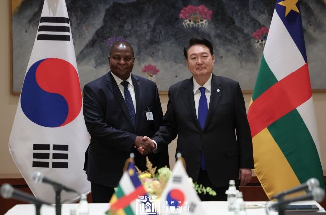 9월 20일 윤석열 대통령은 포스탱 아르크앙즈 투아데라 중앙아프리카공화국 대통령과 한-중앙아프리카공화국 정상회담을 가졌다.