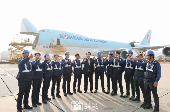 윤석열 대통령, 인천공항 대한항공 화물터미널 수출 현장 방문
