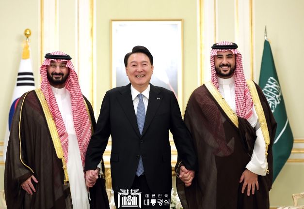 10월 23일 윤석열 대통령은 칼리드 빈 살만 알 사우드 사우디 국방장관과 압둘라 빈 반다르 알 사우드 국가방위부 장관을 접견했다.
